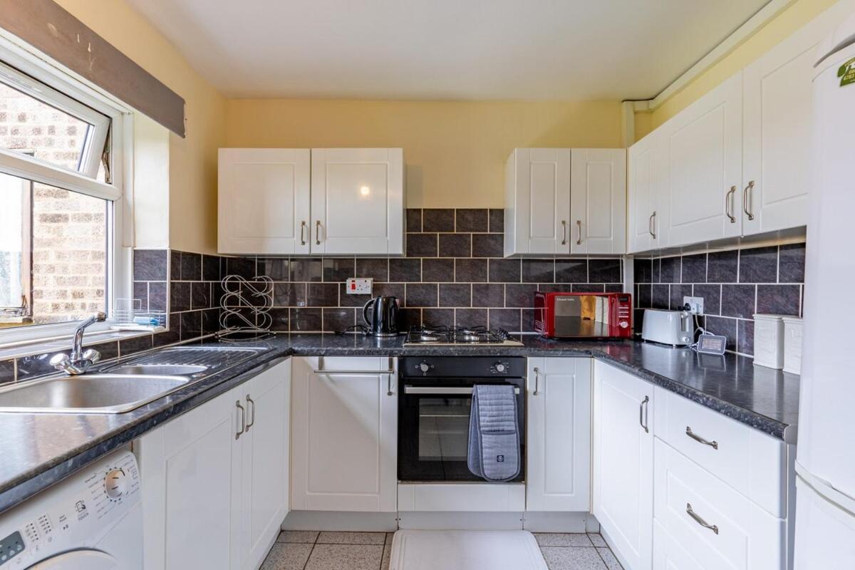 Comfortable 1br Near Nec & World Apartment